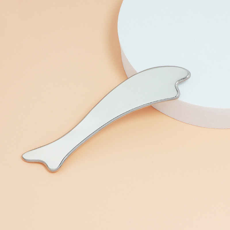 Fischförmiges Gua-Sha-Brett aus Zinklegierung mit personalisierten Farben und Logo