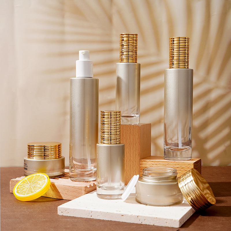 Serumflasche aus Glas mit galvanisch gebürstetem Deckel Serumflasche aus Glas mit galvanisch gebürstetem Deckel