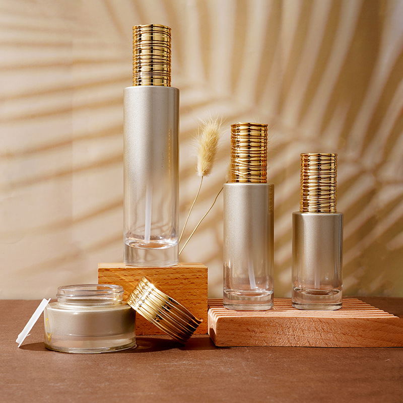 Serumflasche aus Glas mit galvanisch gebürstetem Deckel Serumflasche aus Glas mit galvanisch gebürstetem Deckel