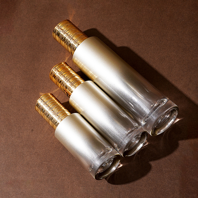 Serumflasche aus Glas mit galvanisch gebürstetem Deckel Serumflasche aus Glas mit galvanisch gebürstetem Deckel