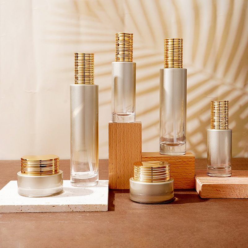 Serumflasche aus Glas mit galvanisch gebürstetem Deckel Serumflasche aus Glas mit galvanisch gebürstetem Deckel