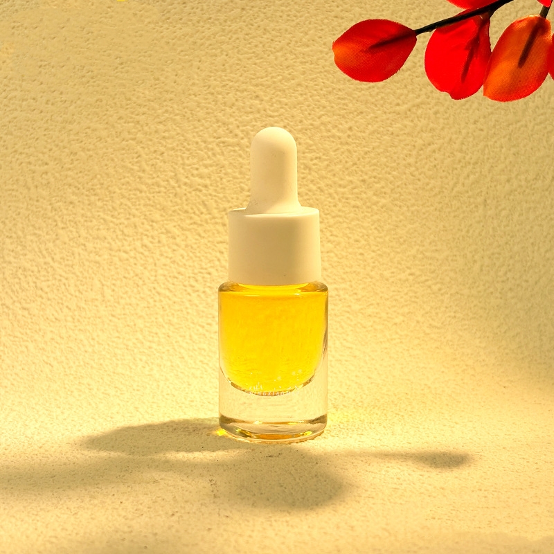 Kleine Glasflaschen für ätherische Öle mit Metall- oder Holztropfern