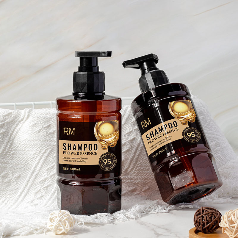 500 ml Haustier-Kunststoff-Blütenblatt-Pumpflasche mit Schraubenpumpe. Hochwertige Hotel-Shampoo-Flasche für die Verpackung von Körperpflegeprodukten