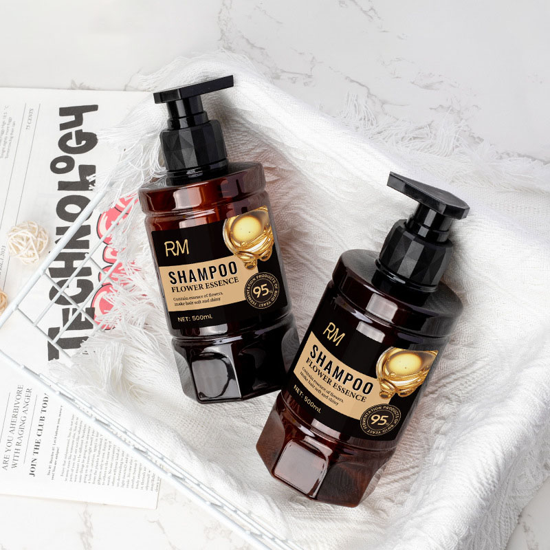 500 ml Haustier-Kunststoff-Blütenblatt-Pumpflasche mit Schraubenpumpe. Hochwertige Hotel-Shampoo-Flasche für die Verpackung von Körperpflegeprodukten 500 ml Haustier-Kunststoff-Blütenblatt-Pumpflasche mit Schraubenpumpe. Hochwertige Hotel-Shampoo-Flasche für die Verpackung von Körperpflegeprodukten