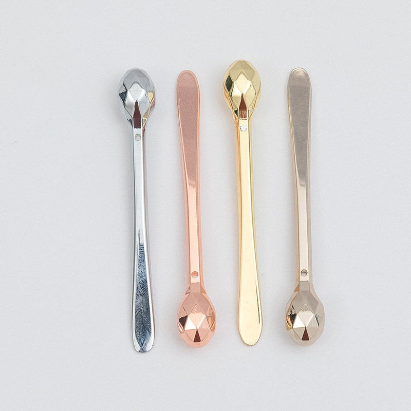 Einzigartiges Diamantschliff-Design aus Zinklegierungs-Augencremestiften Einzigartiges Diamantschliff-Design aus Zinklegierungs-Augencremestiften